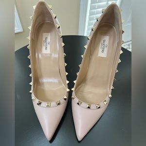 Valentino Garavani Rockstud Pumps in Poudre